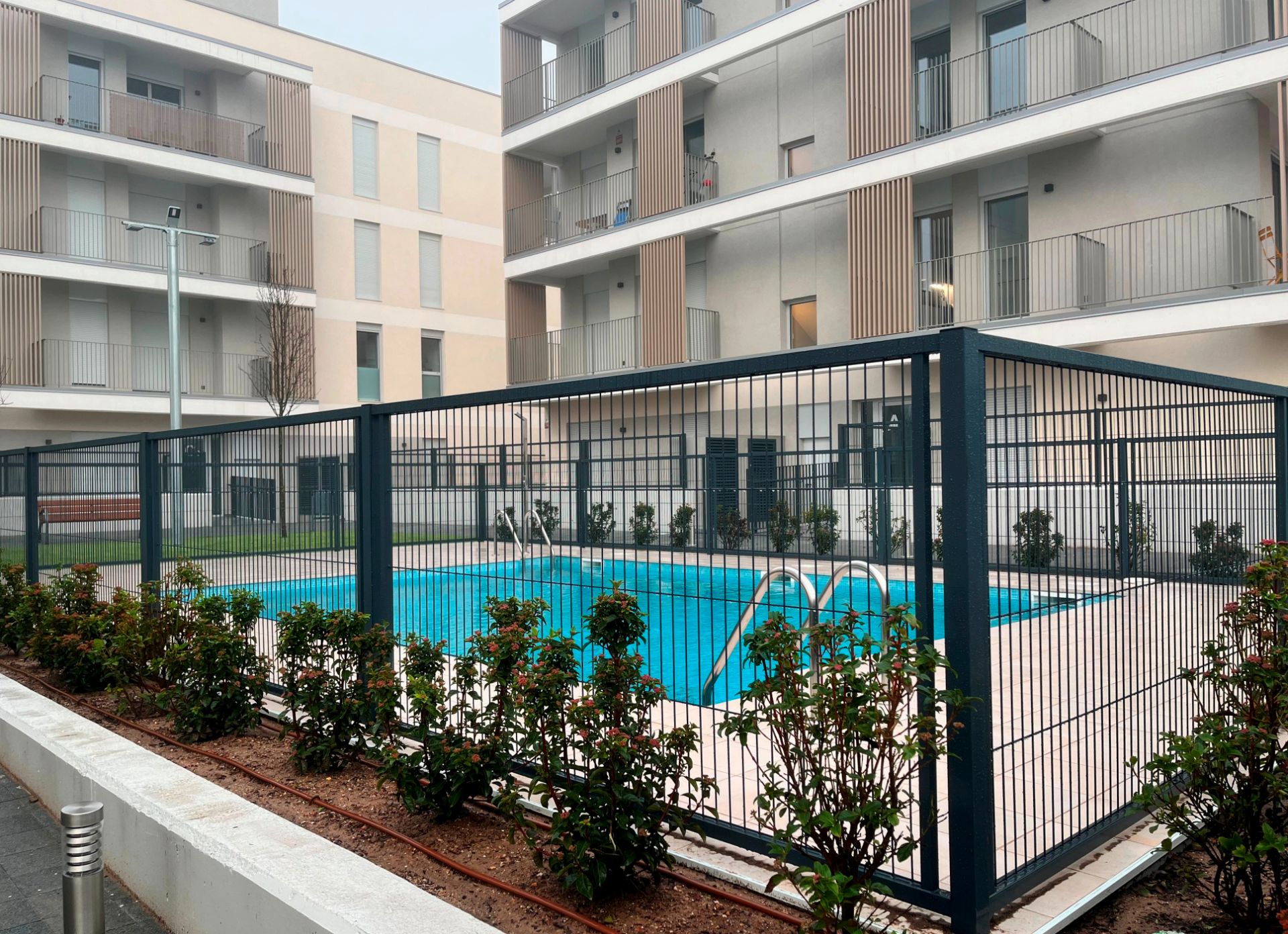 Swimming pool of Flat to rent in Girona Capital  with Air Conditioner, Heating and Private garden