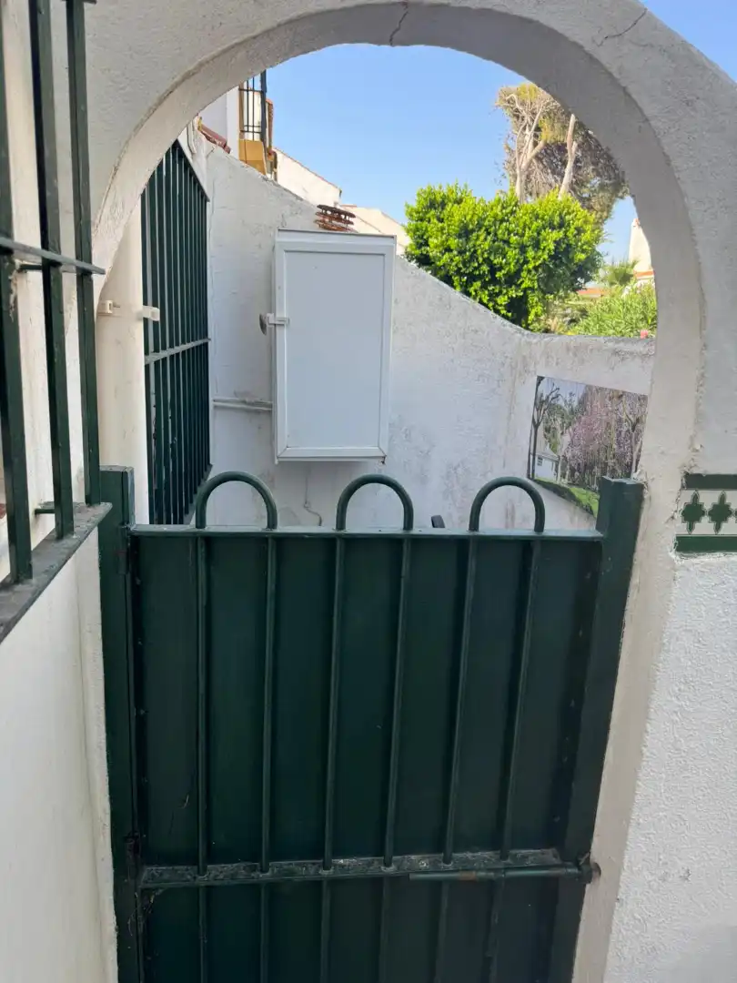 Vista exterior de Casa adosada en venda en Casares amb Jardí privat, Terrassa i Forn