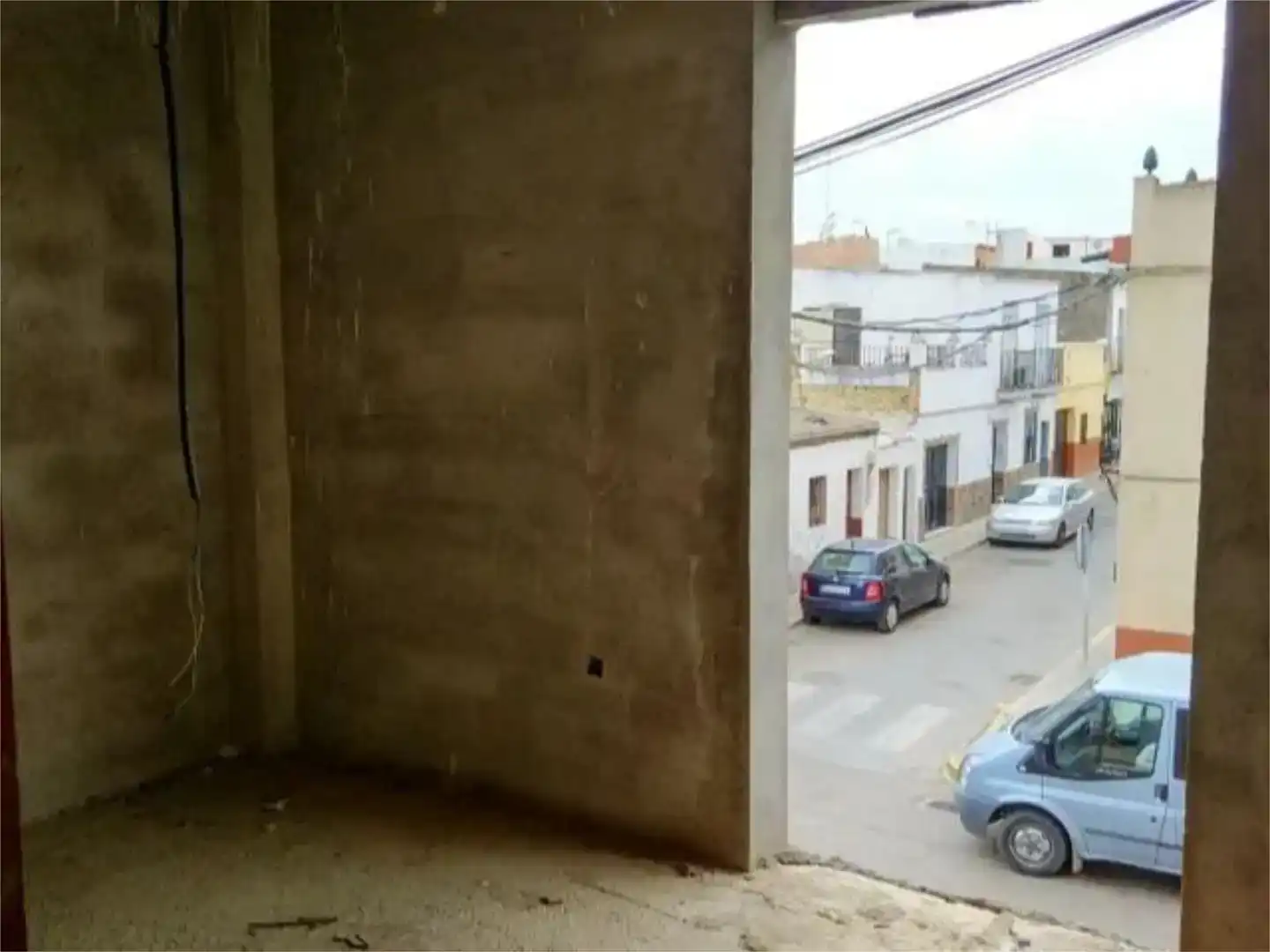Vista exterior de Casa adosada en venda en Brenes amb Balcó