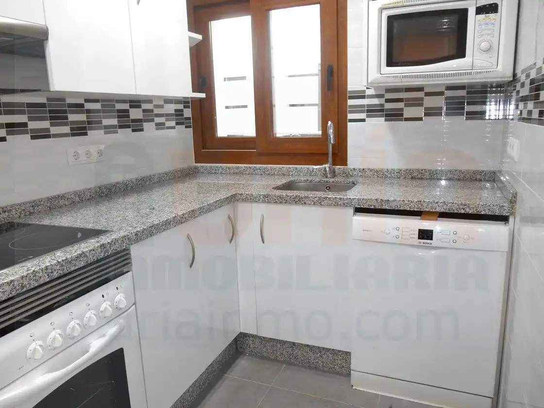Cuina de Pis de lloguer en Oviedo  amb Calefacció, Parquet i Forn