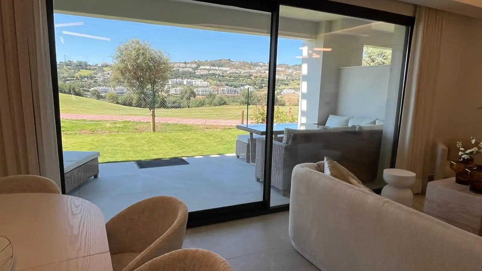 Wohnzimmer von Wohnung zum Verkauf in Mijas mit Klimaanlage, Privatgarten und Terrasse