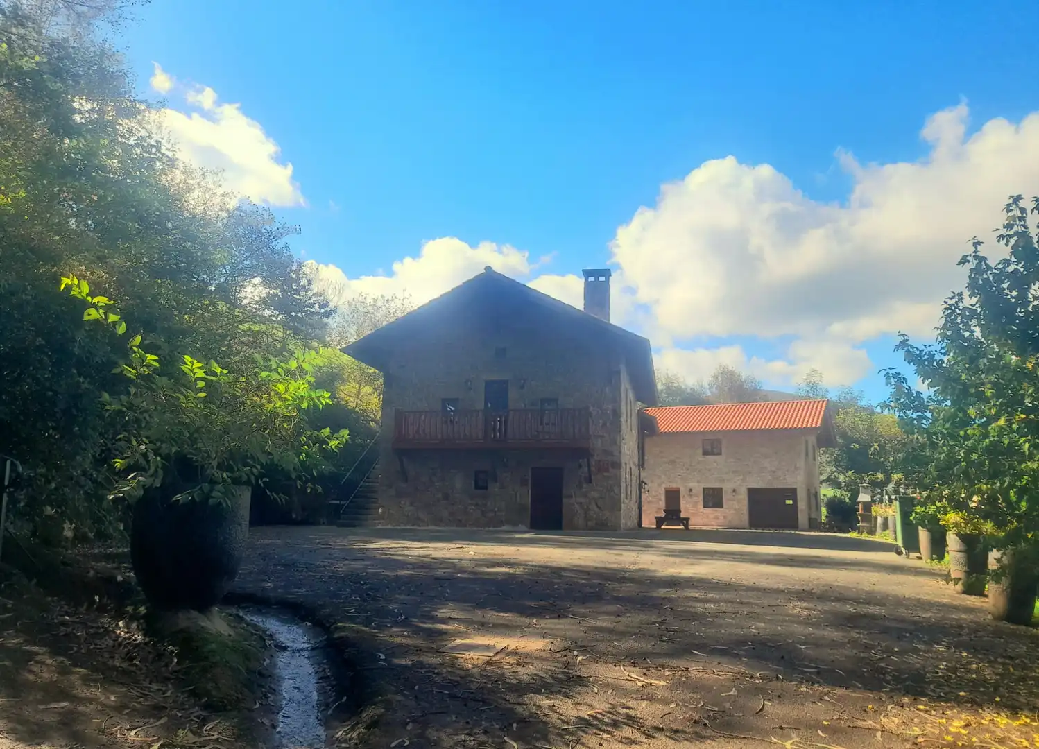 Vista exterior de Casa o xalet en venda en Villacarriedo amb Calefacció i Moblat