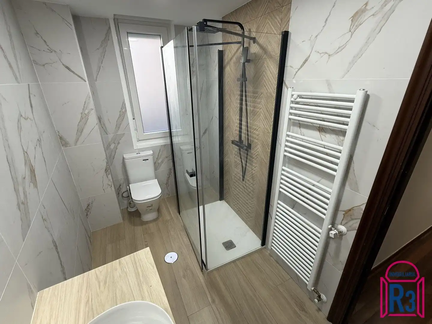Badezimmer von Wohnung zur Miete in León Capital  mit Heizung und Terrasse