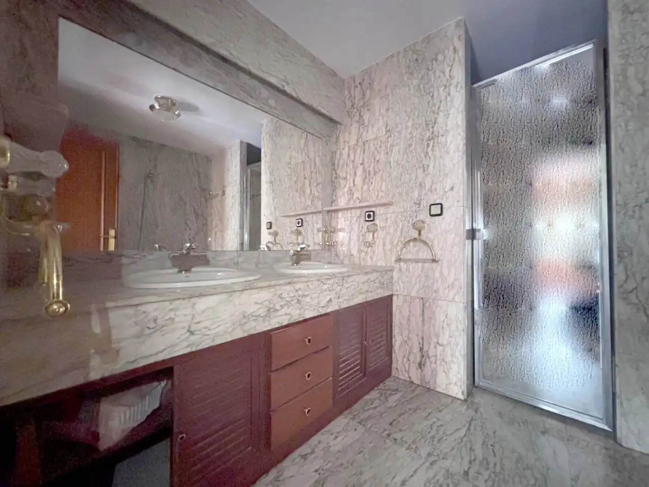 Baño de Piso en venta en Burgos con Calefacción y Terraza