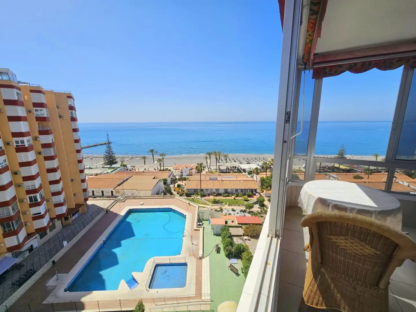 Habitación de Apartamento en venta en Torrox con Amueblado y Piscina comunitaria