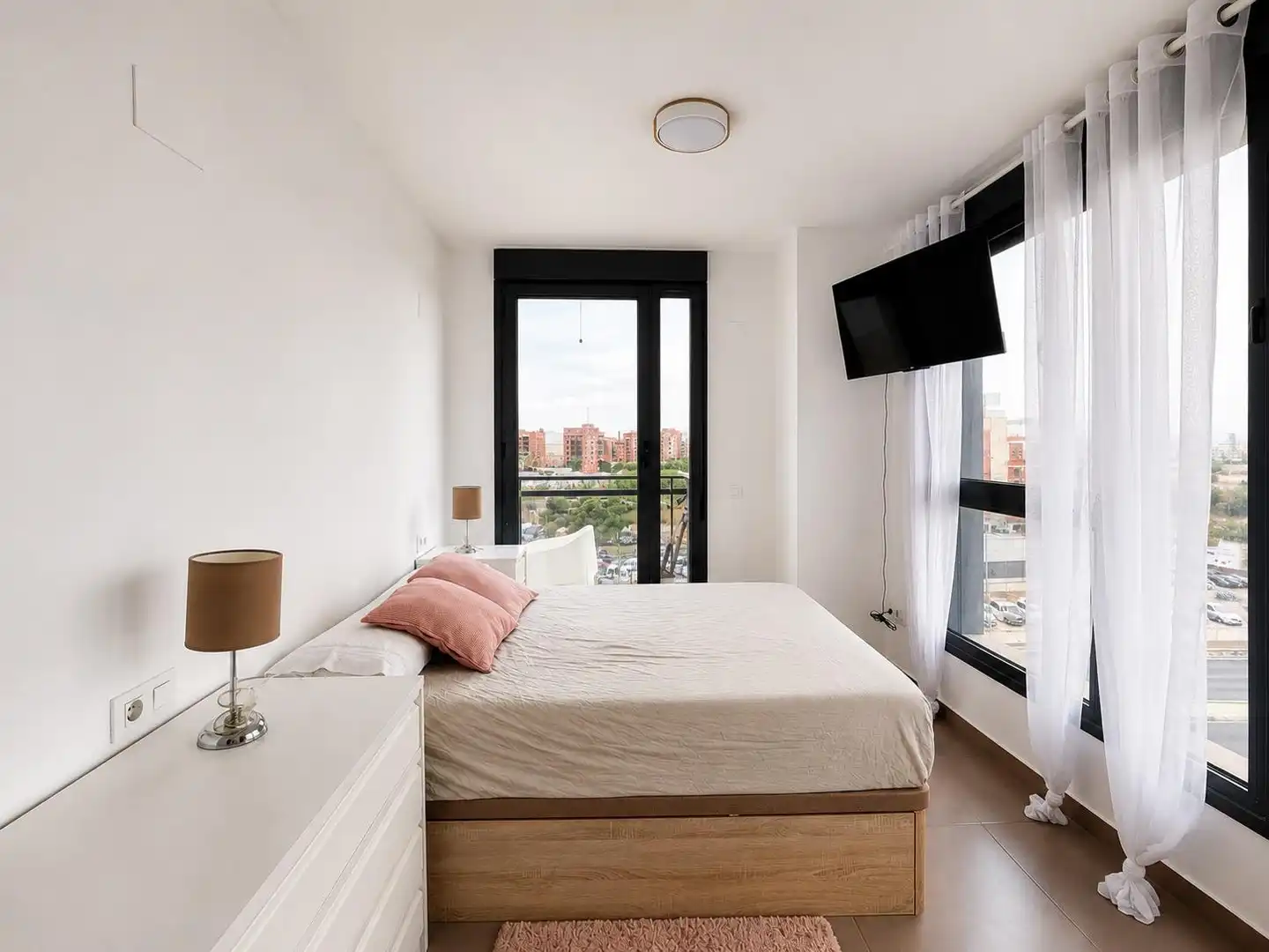 Schlafzimmer von Wohnung zur Miete in Valencia mit Klimaanlage, Heizung und Balkon