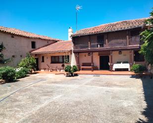 Vista exterior de Casa o xalet en venda en Milles de la Polvorosa amb Terrassa i Balcó