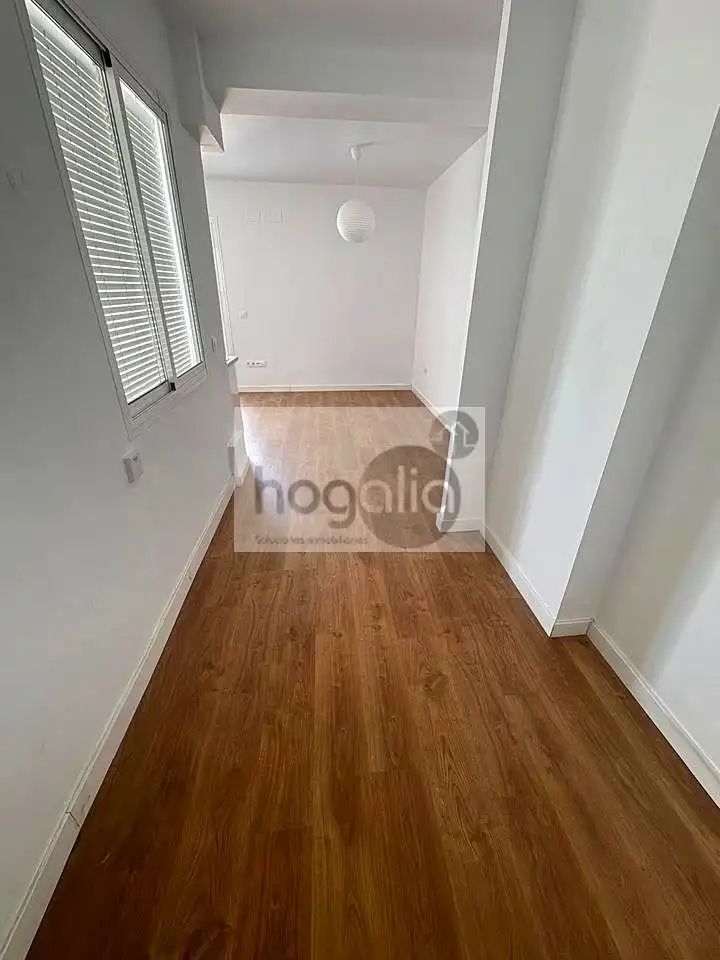 Schlafzimmer von Dachboden zur Miete in Sevilla mit Klimaanlage und Terrasse