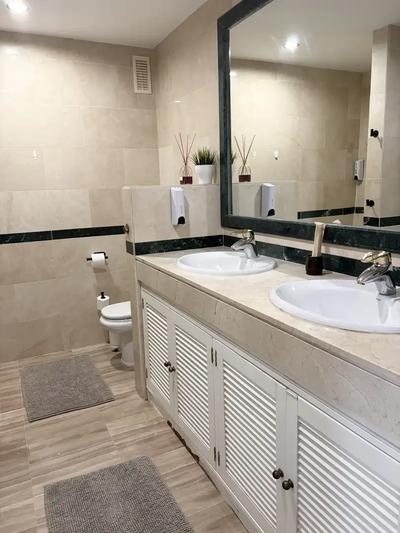 Bany de Apartament de lloguer en Marbella amb Aire condicionat, Terrassa i Piscina