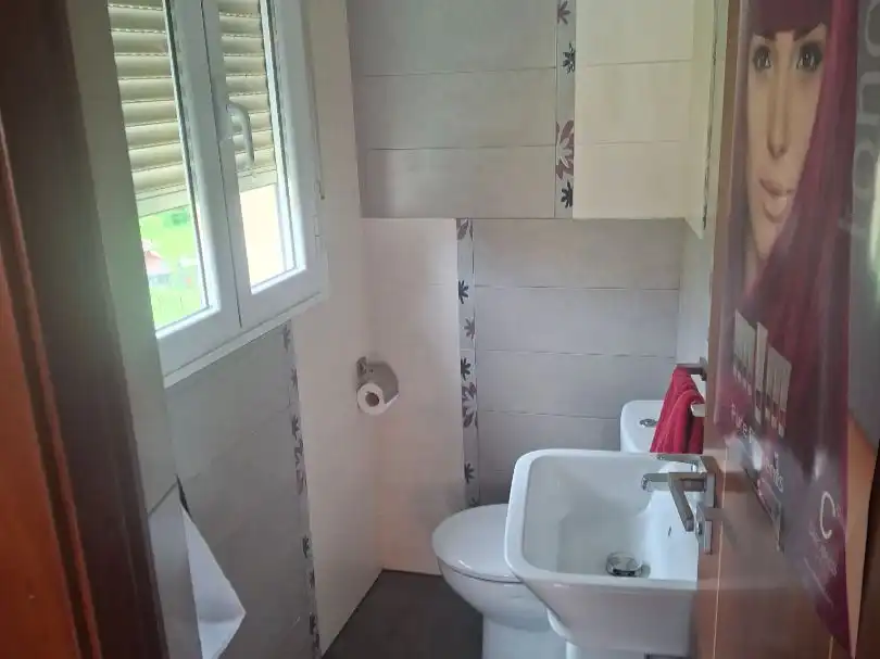 Baño de Local de alquiler en Almanza con Aire acondicionado