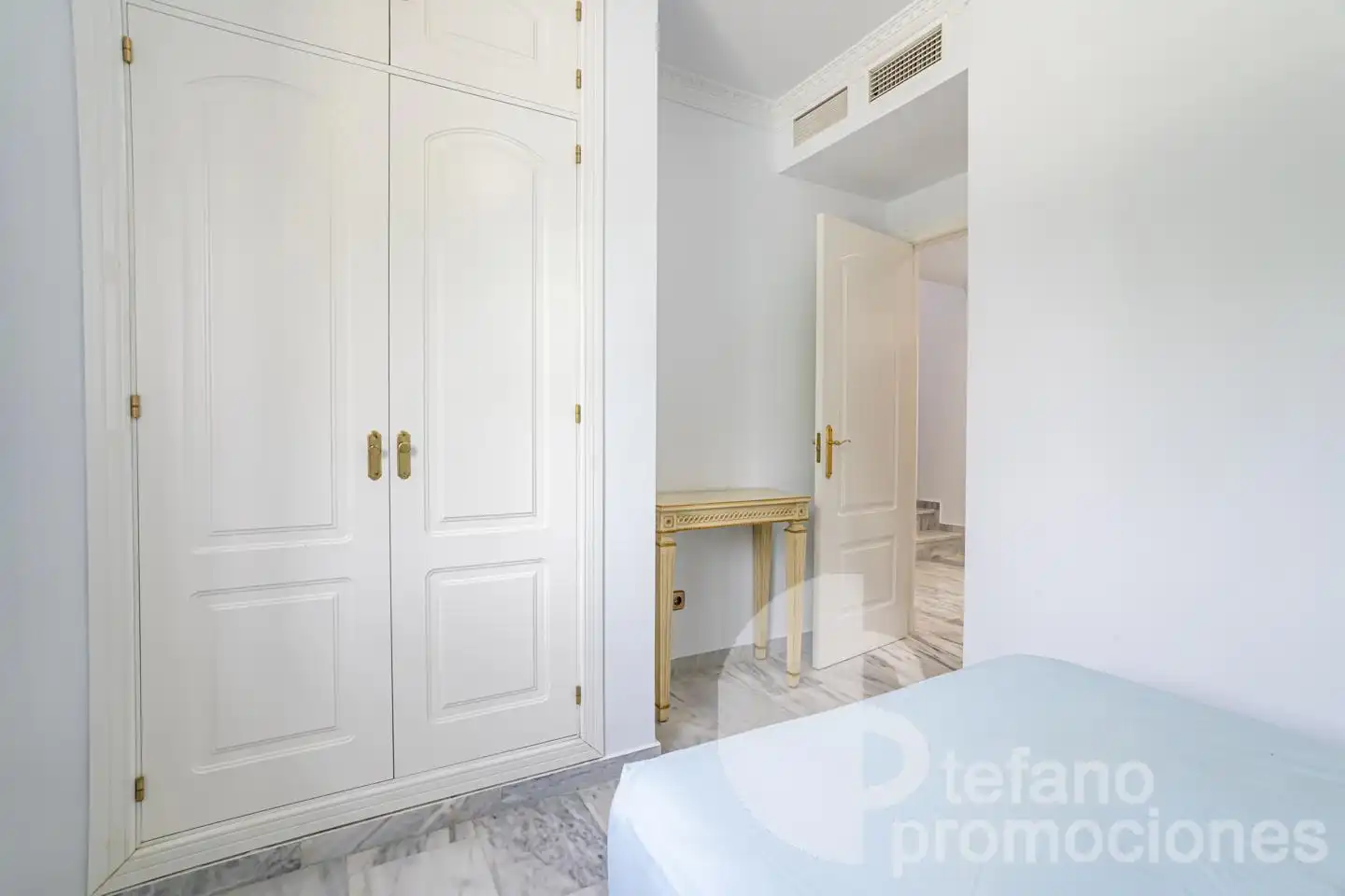 Habitación de Casa adosada en venta en Málaga con Aire acondicionado, Calefacción y Jardín privado