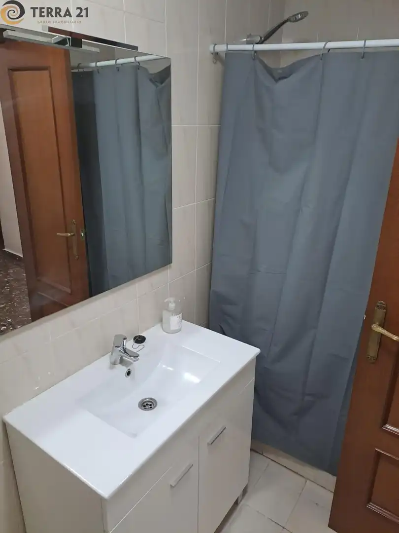 Baño de Piso para compartir en Jaén con Aire acondicionado