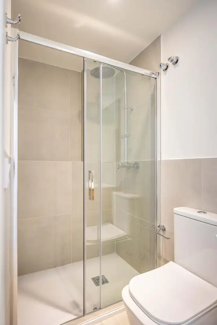 Bathroom of Flat for sale in Sevilla  with Air Conditioner