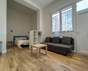 Bedroom of Study to share in  Madrid Capital  with Air Conditioner and Terrace