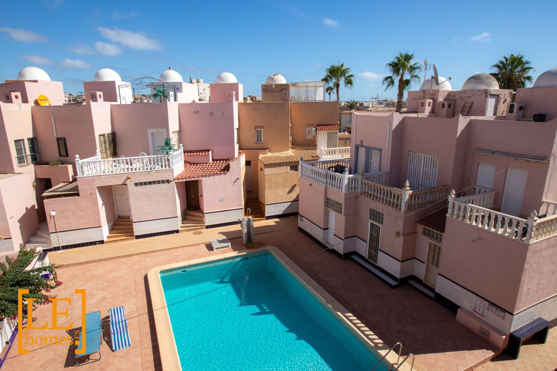Vista exterior de Casa adosada en venda en Torrevieja amb Aire condicionat, Calefacció i Jardí privat