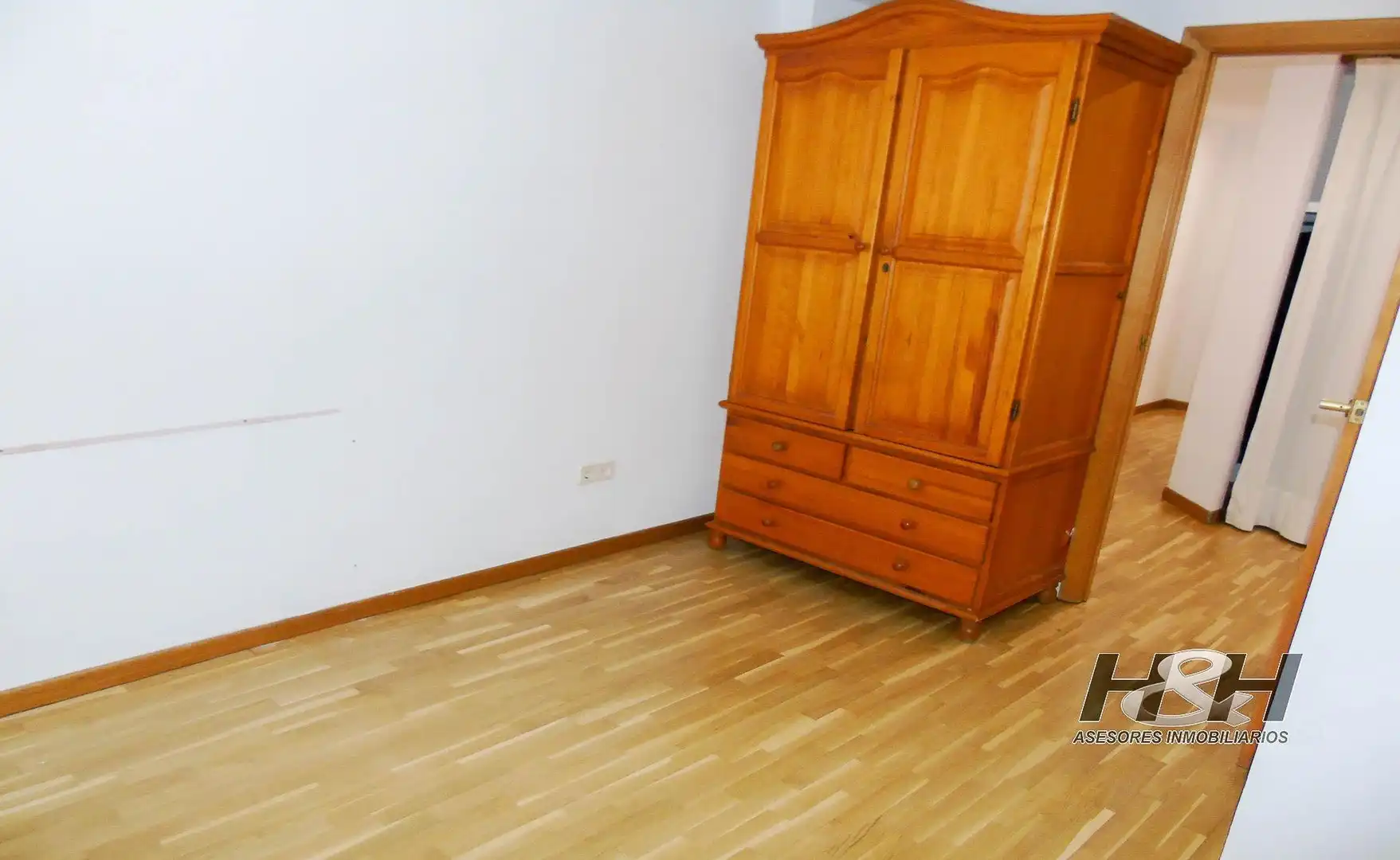 Dormitori de Pis de lloguer en Burjassot amb Parquet i Balcó
