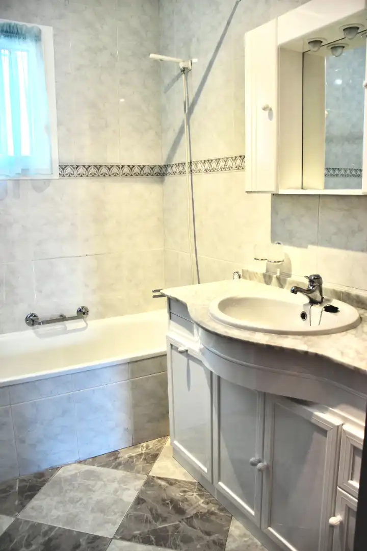 Bany de Casa o xalet en venda en Benaocaz amb Jardí privat, Terrassa i Traster