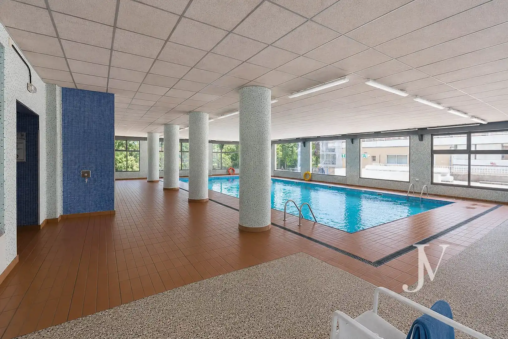 Swimming pool of Office for sale in Madrid  with Air Conditioner, Heating and Internet