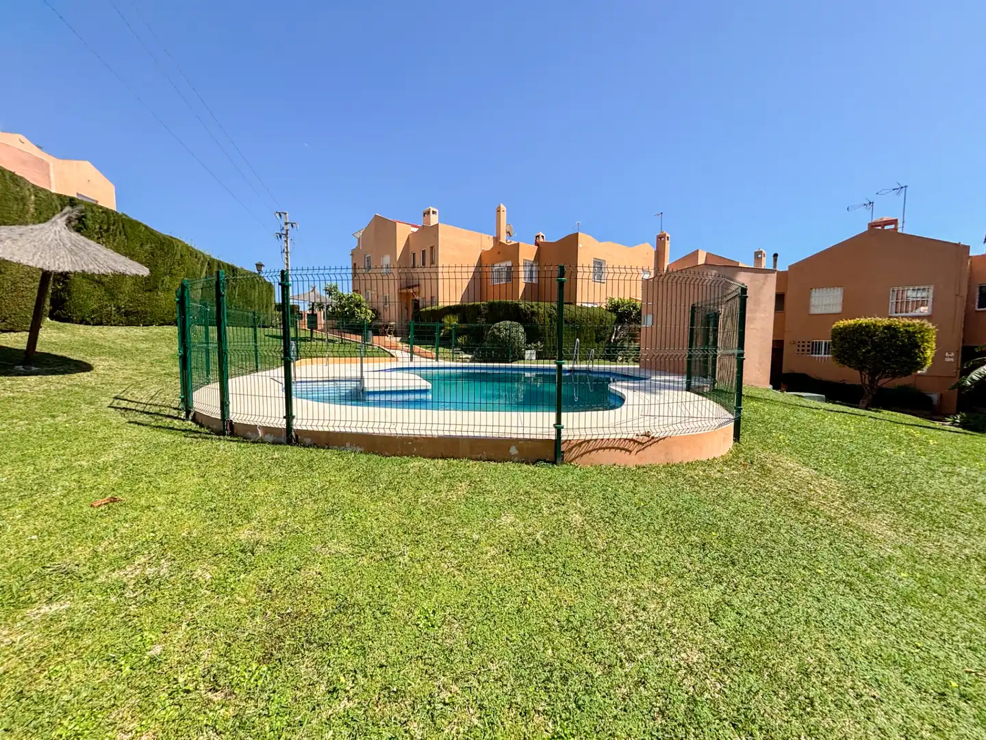 Piscina de Casa adosada en venta en Estepona con Aire acondicionado, Calefacción y Terraza