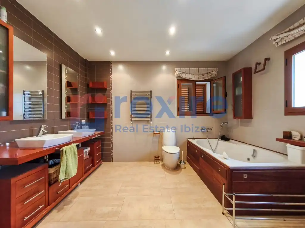 Bany de Casa o xalet en venda en Sant Josep de sa Talaia amb Aire condicionat, Jardí privat i Terrassa