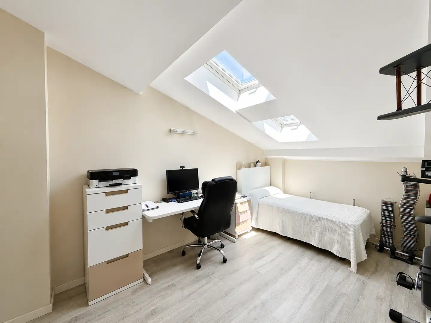 Habitación de Dúplex en venta en Cornellà de Llobregat con Terraza, Trastero y Balcón
