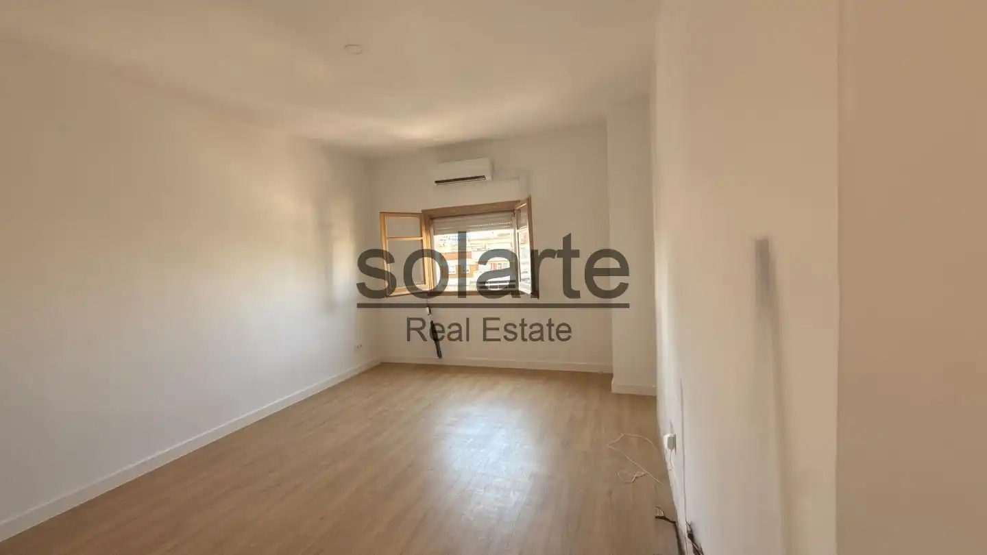 Flat for sale in Barcelona  with Air Conditioner and Parquet flooring