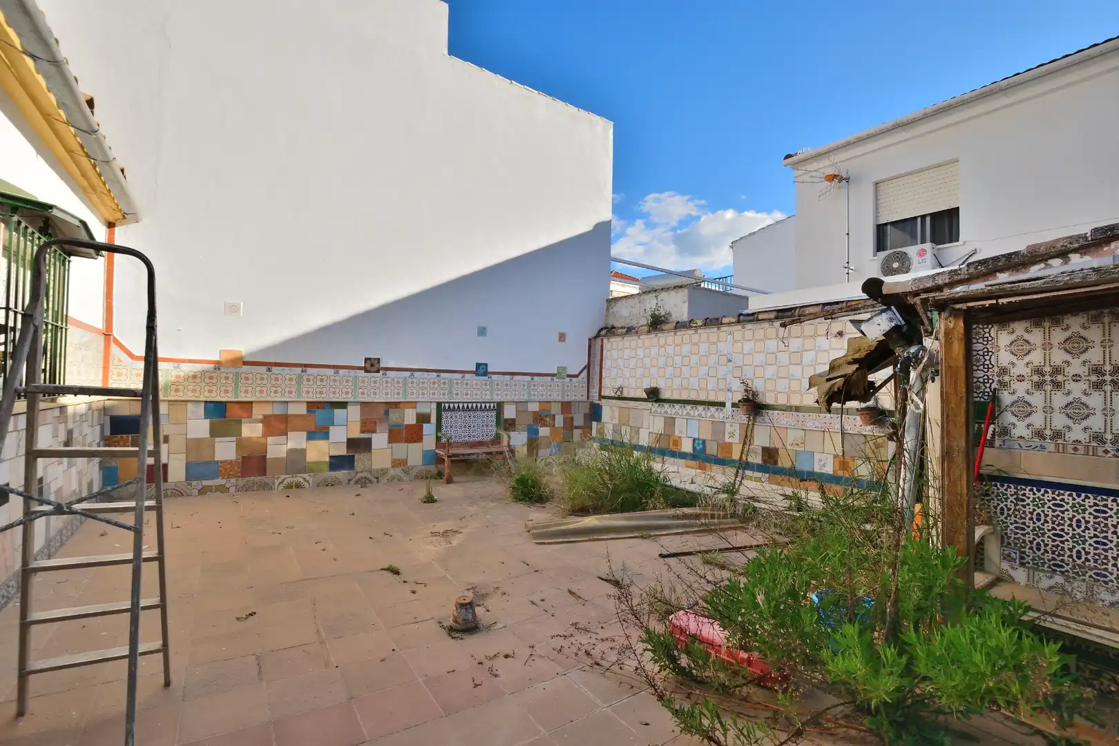 Vista exterior de Casa adosada en venda en Ronda amb Terrassa i Balcó