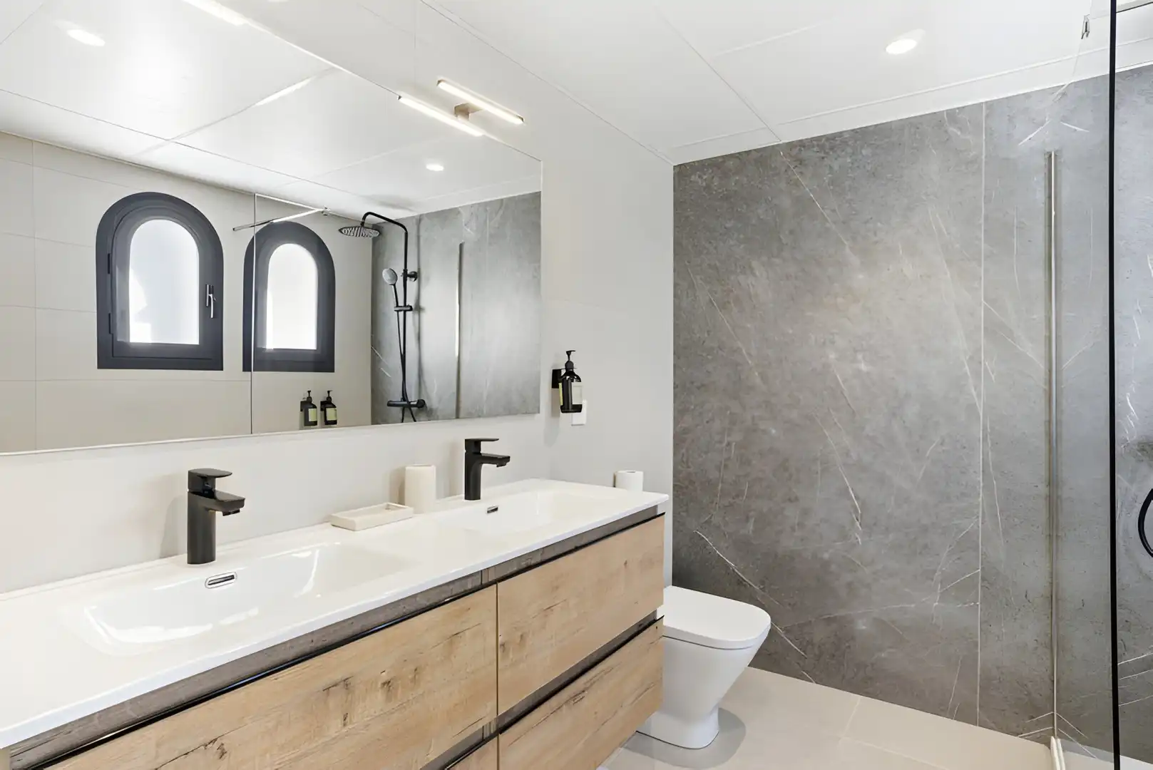 Baño de Casa adosada en venta en Estepona con Aire acondicionado, Terraza y Piscina