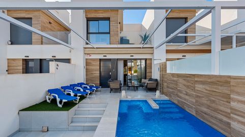 Descubre esta villa independiente en Rojales, una vivienda contemporánea concebida para disfrutar del estilo de vida mediterráneo