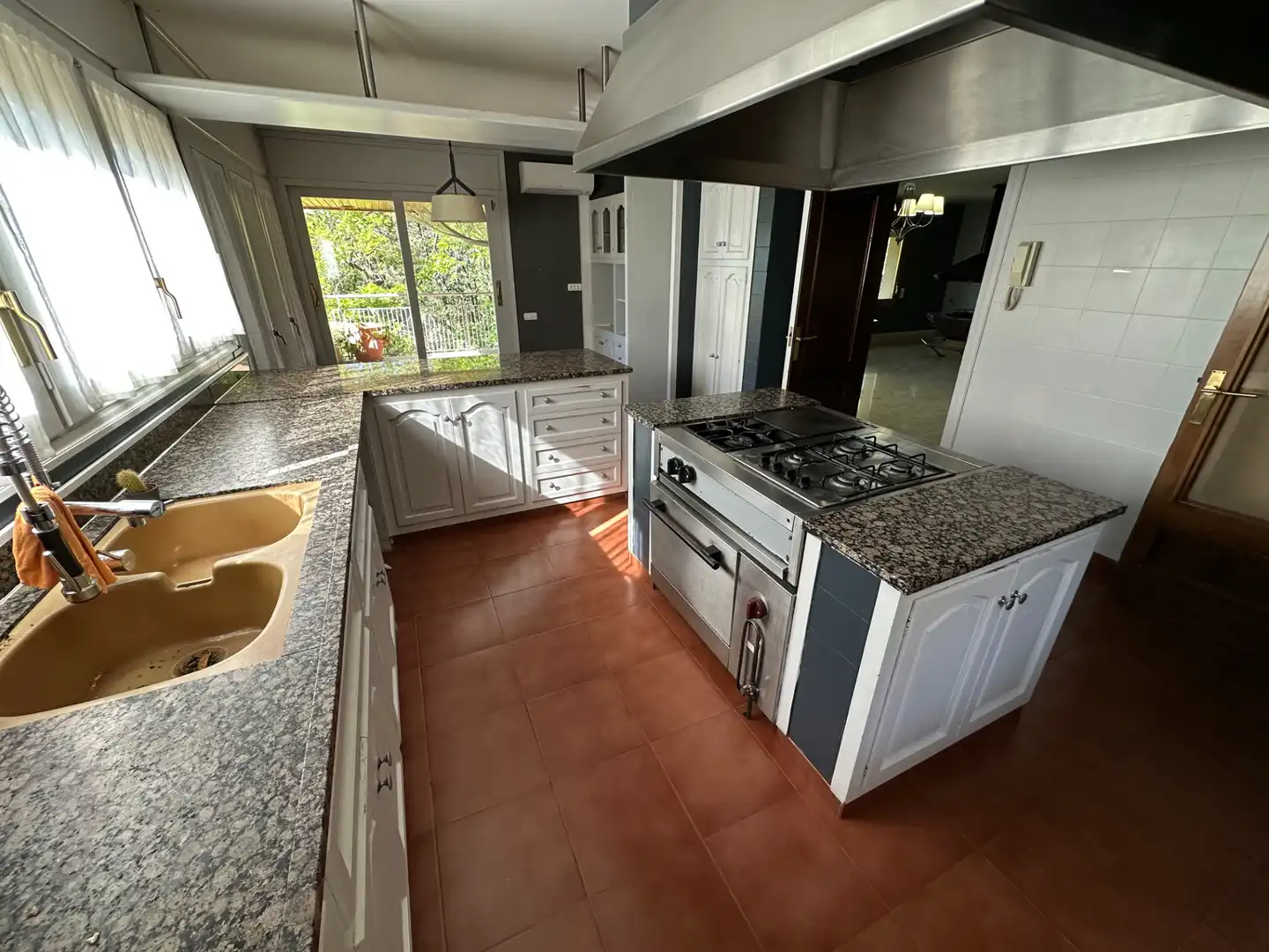 Cuina de Casa o xalet en venda en Matadepera amb Jardí privat, Terrassa i Moblat