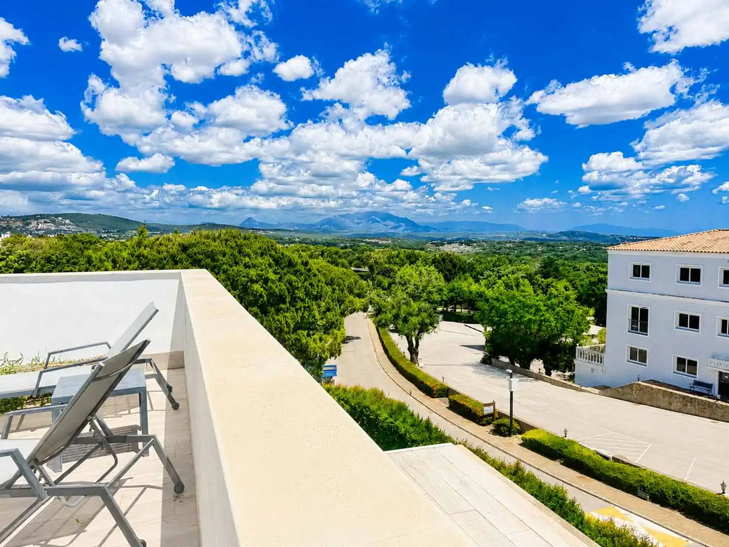Vista exterior de Casa adosada en venda en Sotogrande amb Aire condicionat, Calefacció i Jardí privat