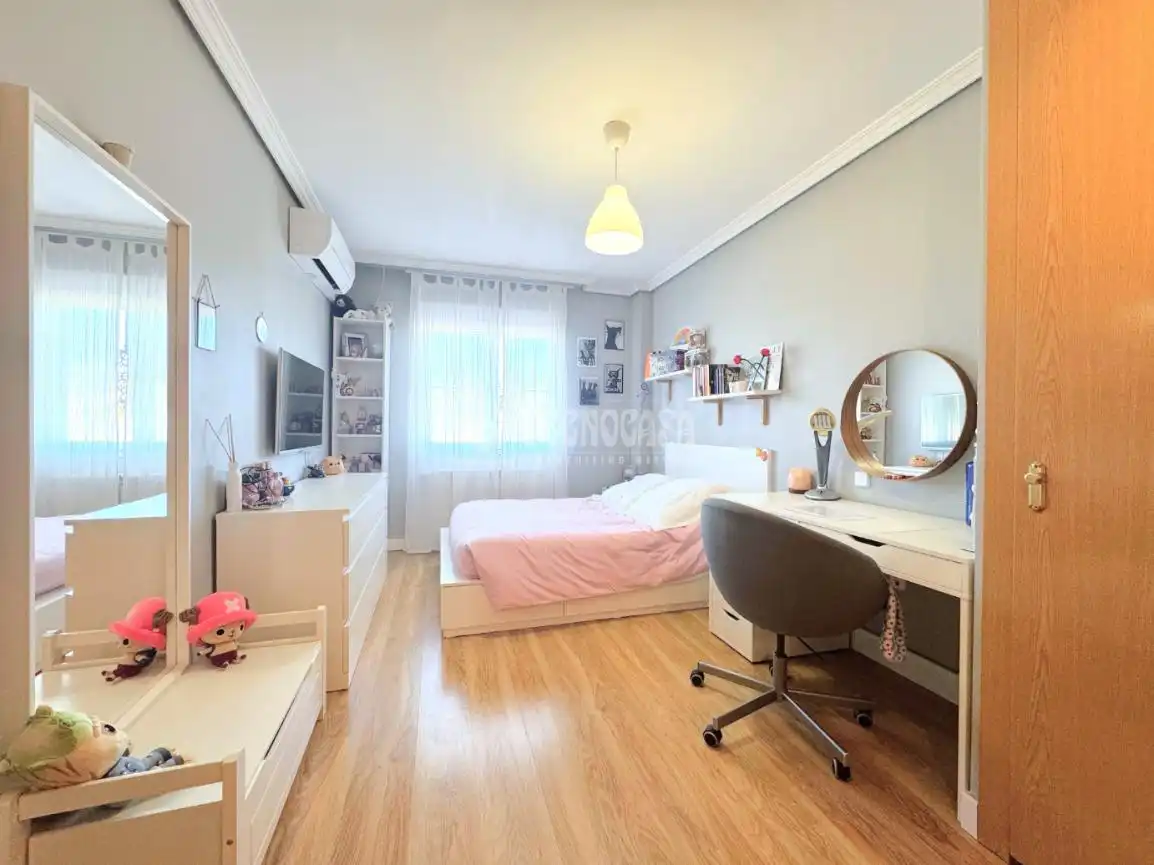 Schlafzimmer von Einfamilien-Reihenhaus zum Verkauf in Arroyomolinos (Madrid) mit Klimaanlage, Heizung und Privatgarten
