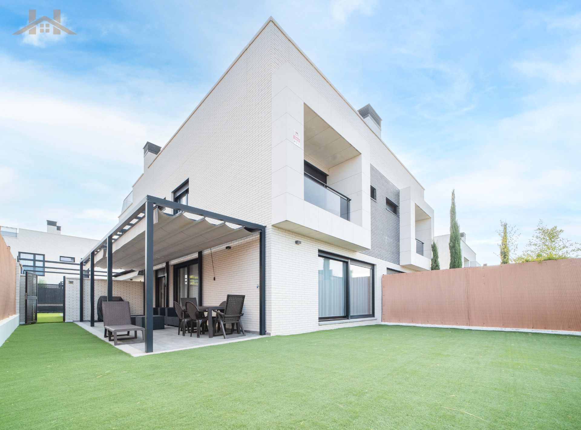 Exterior view of Single-family semi-detached for sale in Boadilla del Monte  with Air Conditioner, Heating and Private garden