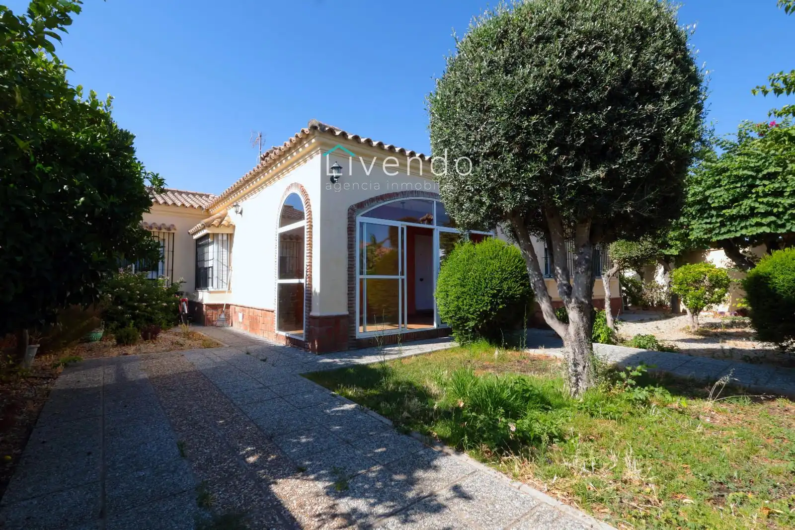Vista exterior de Casa o xalet en venda en Chiclana de la Frontera amb Aire condicionat