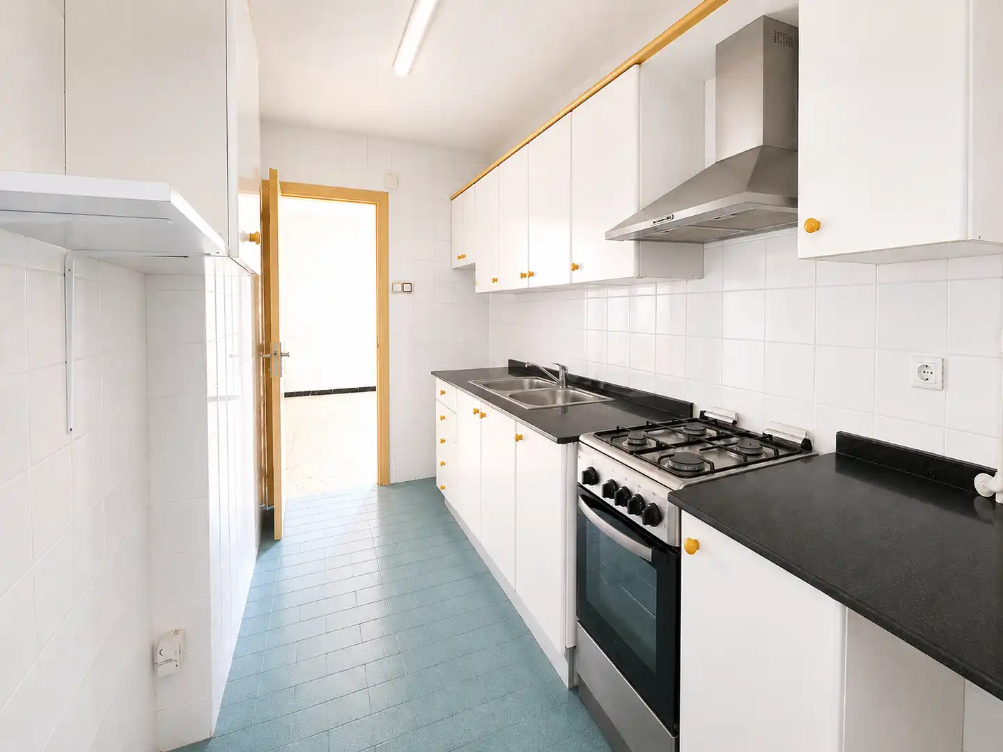 Küche von Wohnung zum Verkauf in Santa Coloma de Gramenet mit Klimaanlage, Heizung und Balkon
