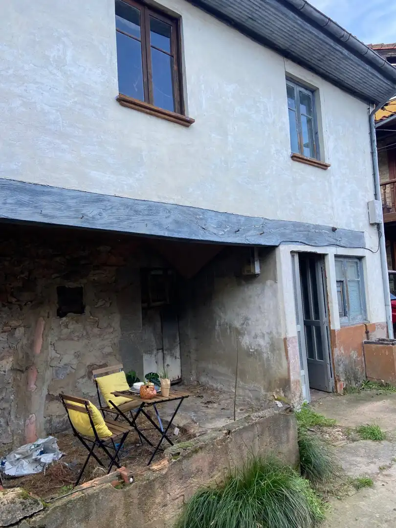 Außenansicht von Einfamilien-Reihenhaus zum Verkauf in Quirós