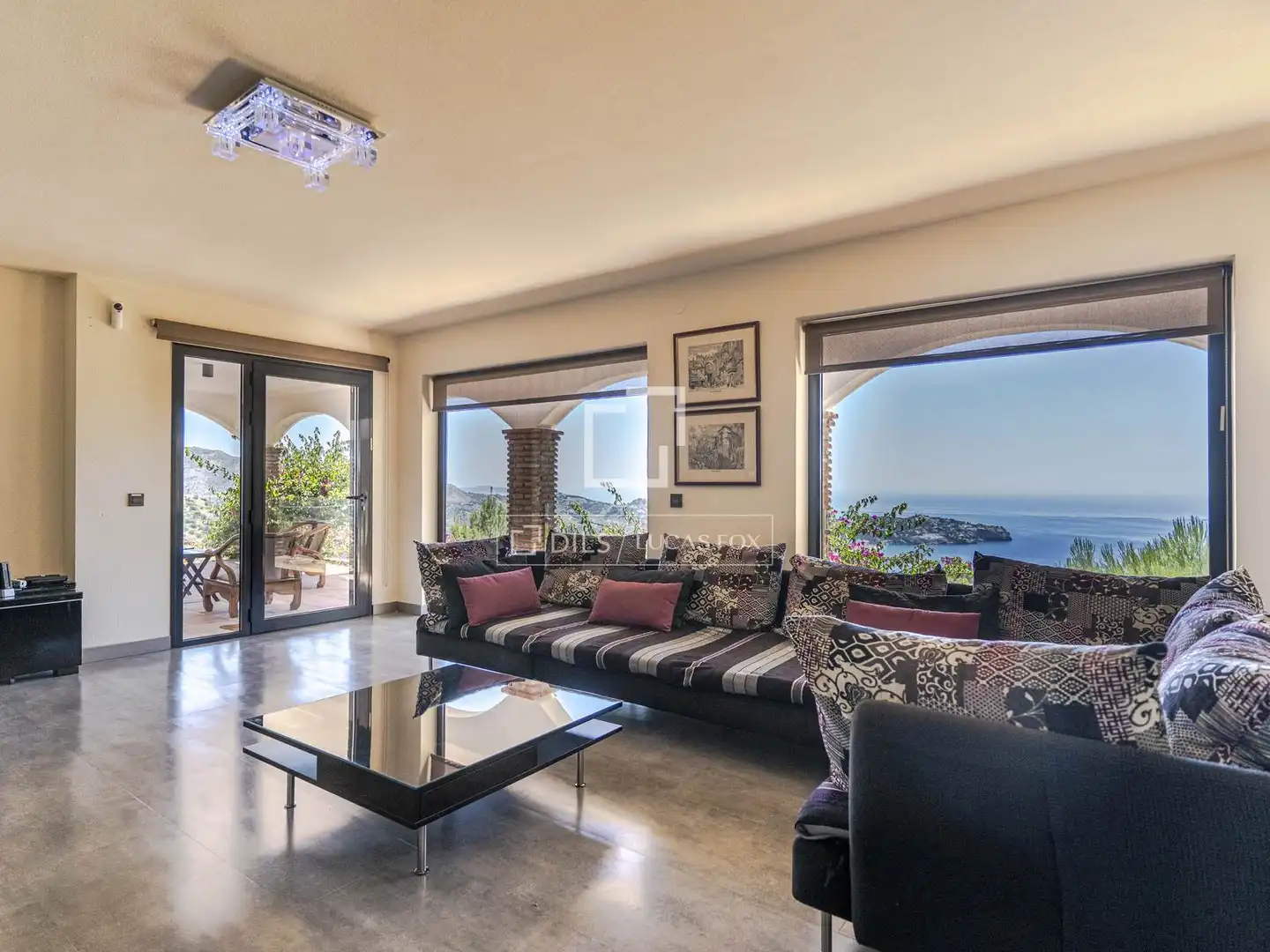 Sala d'estar de Casa o xalet en venda en Almuñécar amb Aire condicionat, Calefacció i Jardí privat