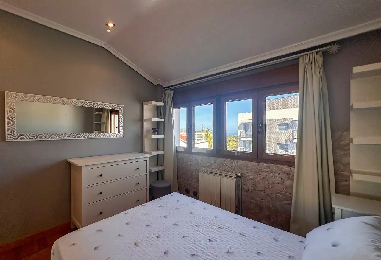 Habitación de Dúplex en venta en Santa Cruz de Bezana con Calefacción y Amueblado