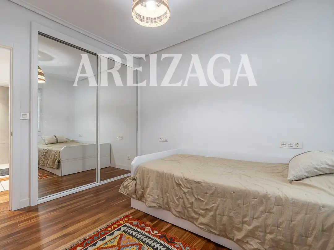 Habitación de Piso en venta en Donostia - San Sebastián  con Calefacción y Balcón