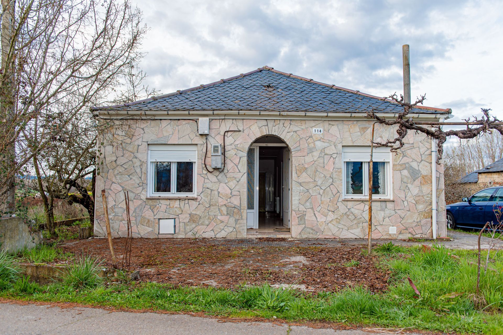 Vista exterior de Casa o xalet en venda en Ponferrada amb Calefacció i Jardí privat
