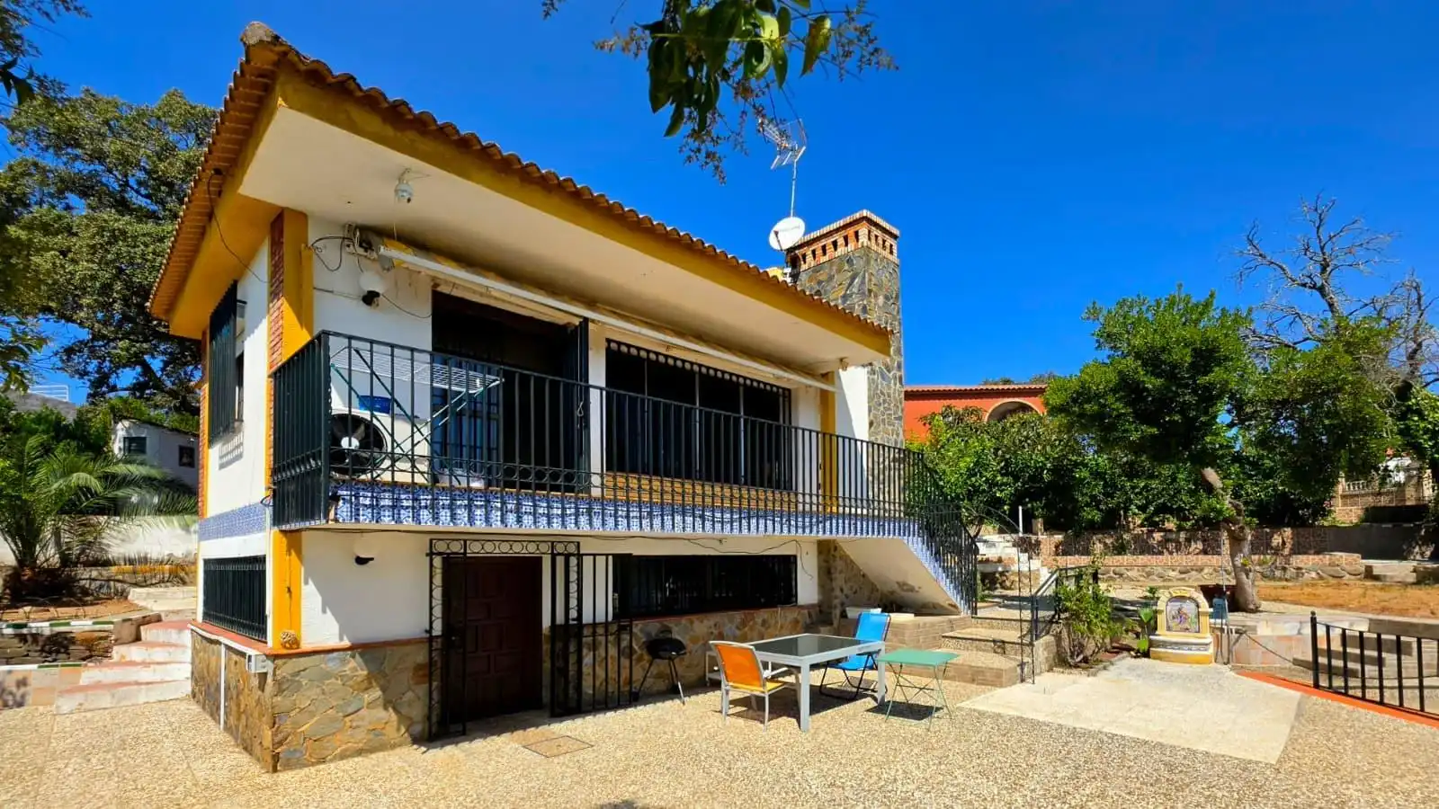 Vista exterior de Casa o xalet en venda en Guillena amb Aire condicionat, Piscina i Moblat