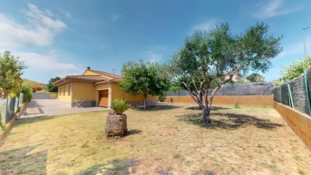 Casa amb jardí en venda a Vall-llobrega