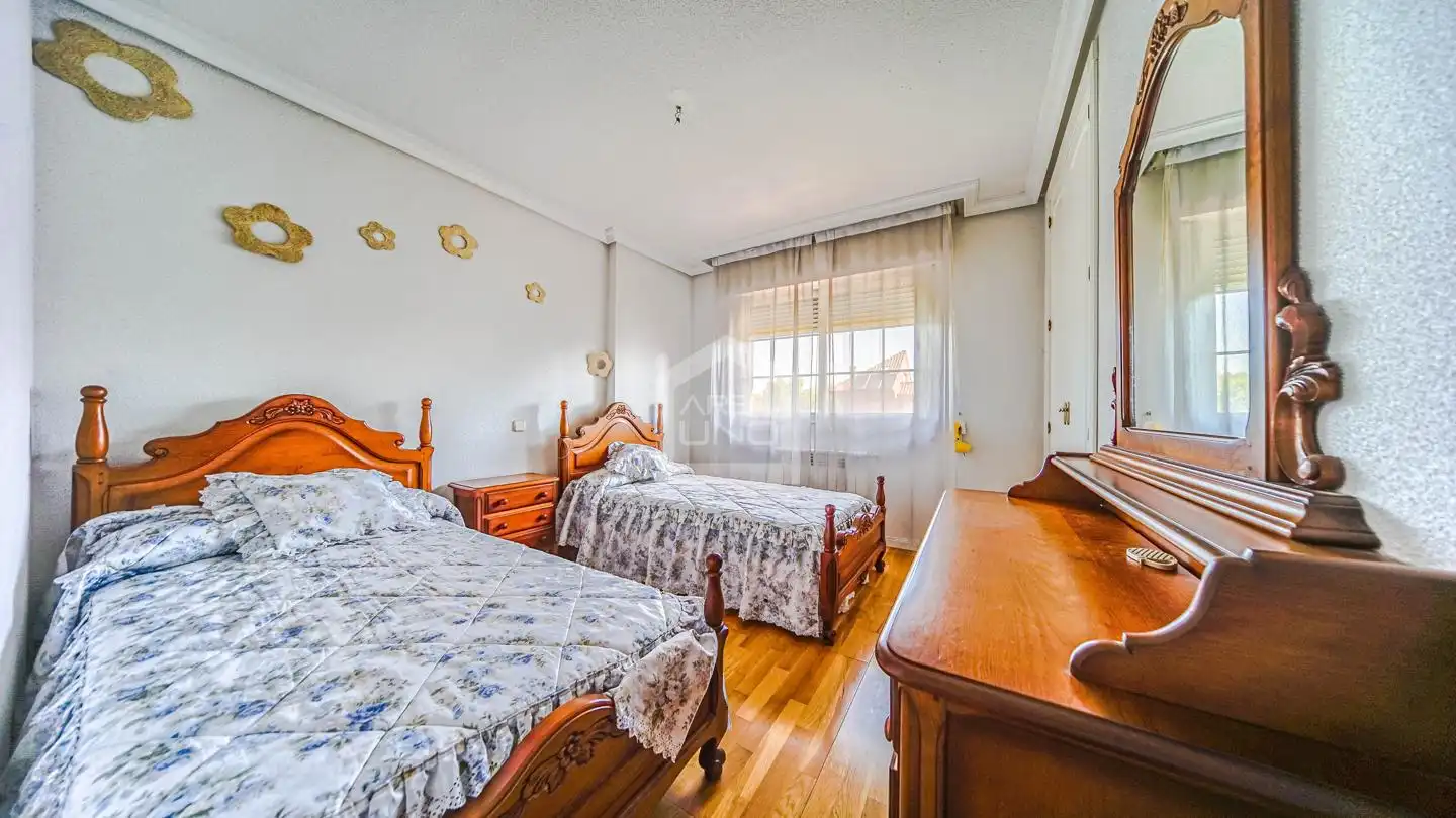 Habitación de Casa adosada en venta en Villaviciosa de Odón con Calefacción, Jardín privado y Parquet