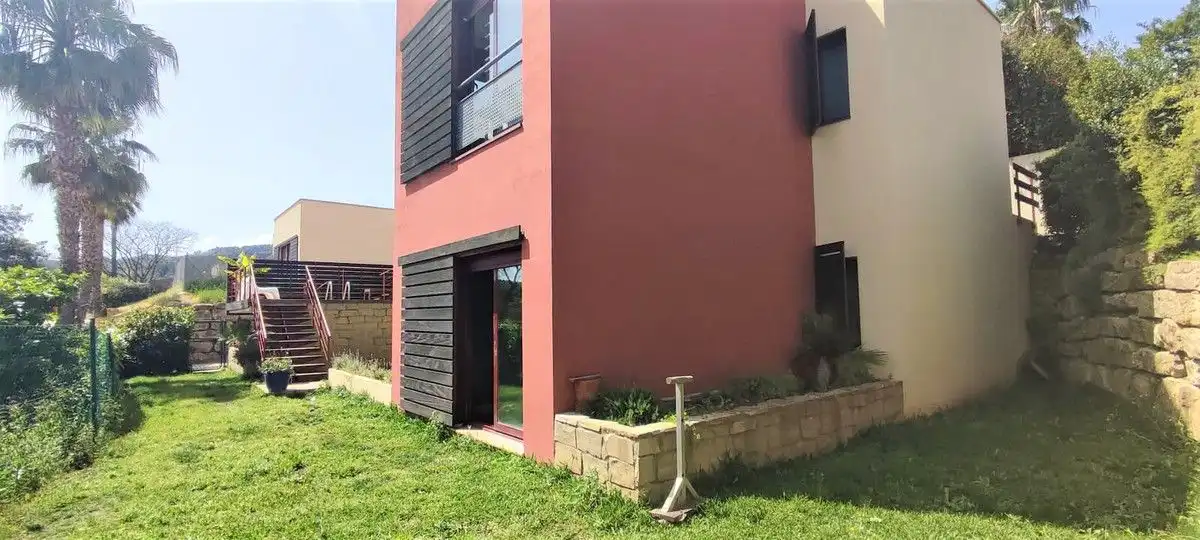 Außenansicht von Haus oder Chalet zum Verkauf in Benahavís mit Klimaanlage, Heizung und Privatgarten