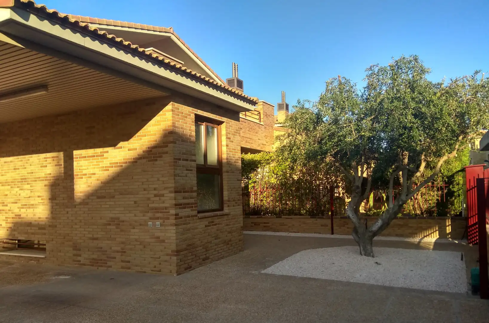 Exterior view of Houses for sale in Zaragoza  with Air Conditioner, Private garden and Parquet flooring
