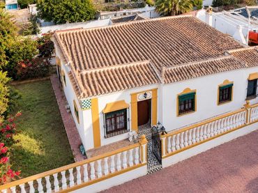 Chalet con piscina en venta en Calle Calle Geraneos