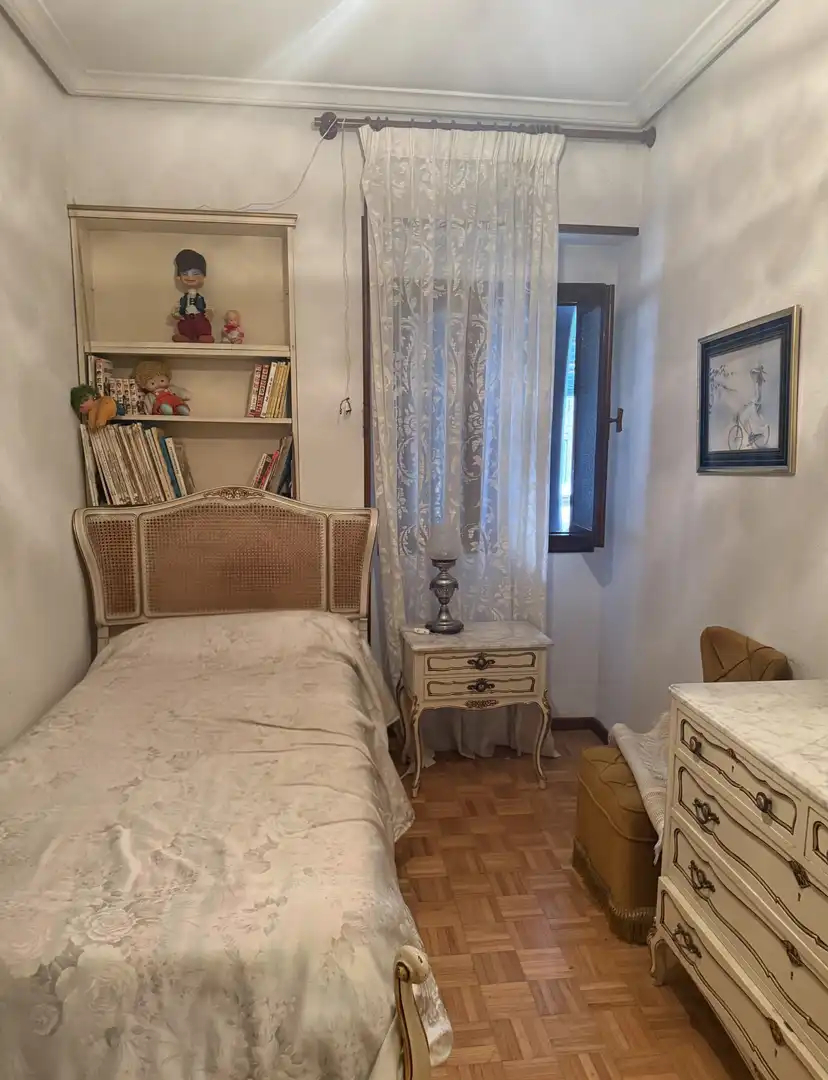 Dormitori de Pis en venda en Aguilar de Campoo amb Parquet, Terrassa i Moblat