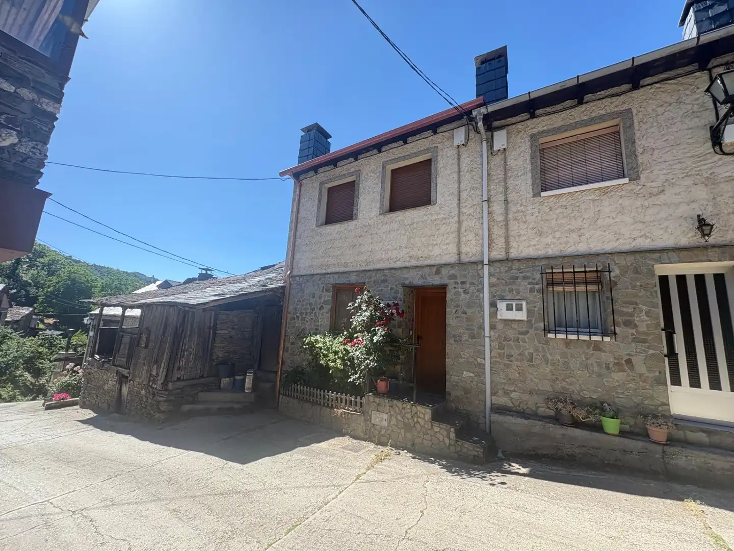 Vista exterior de Casa o xalet en venda en Ponferrada amb Calefacció, Terrassa i Moblat