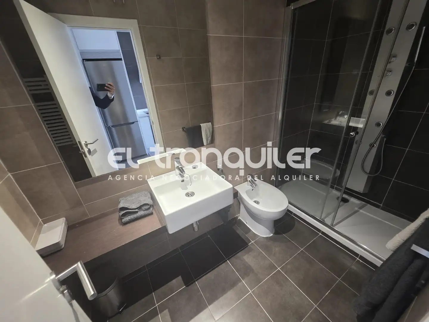 Bathroom of Study for rent in Madrid  with Air Conditioner, Parquet flooring and Swimming Pool