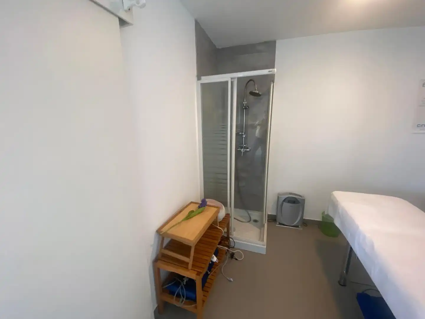 Baño de Local en traspaso en Olot con Aire acondicionado, Calefacción y Amueblado